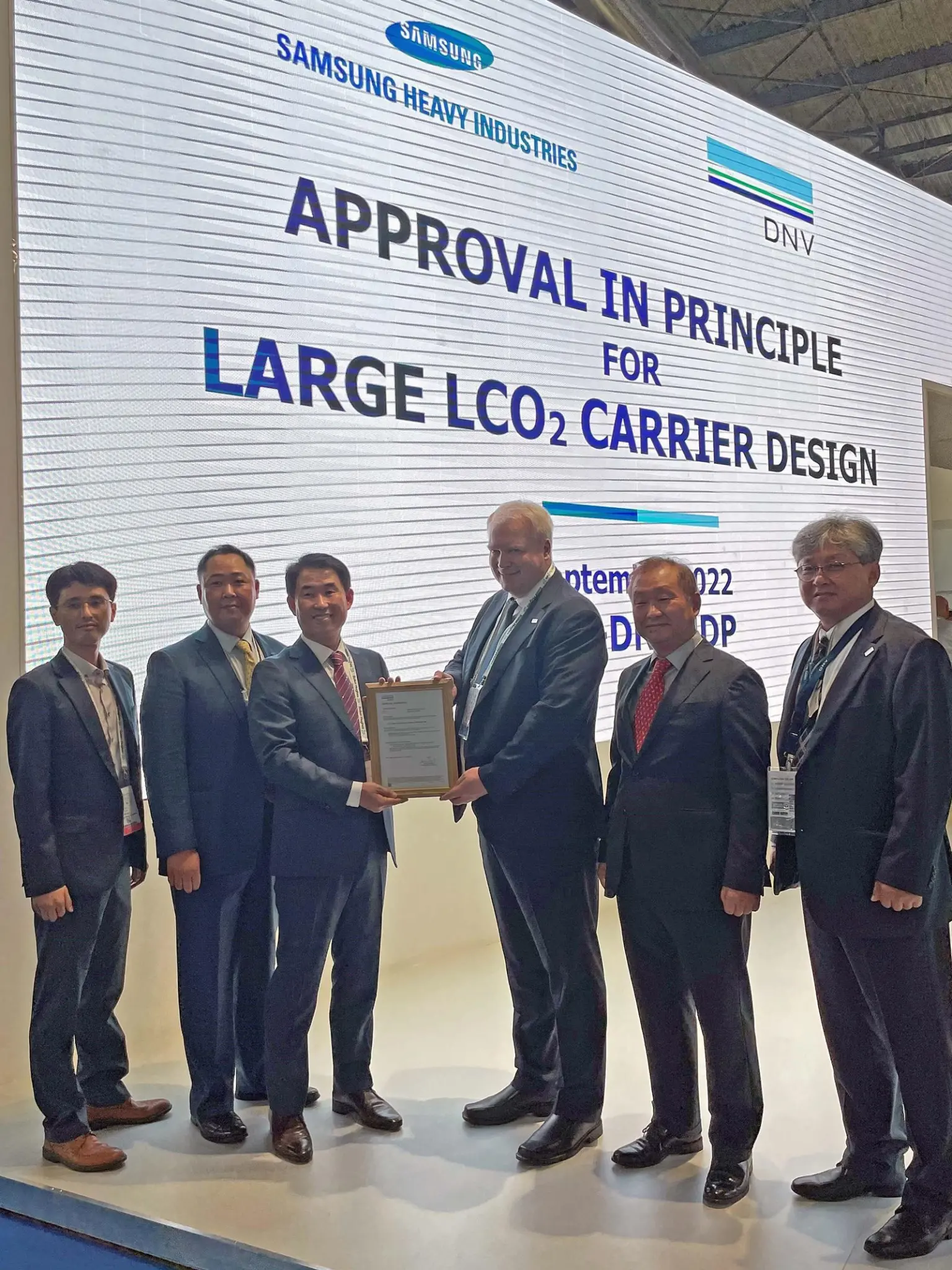 AiP award ceremony at Gastech with (from left): Ji-Soon Park (SHI Shipbuilding Sales Engineering Team), H. S. Jang (SHI Sales Team), Young Kyu Ahn (Head of SHI Shipbuilding Sales Engineering ), Vidar Dolonen (Regional Manager Korea & Japan, DNV Maritime),