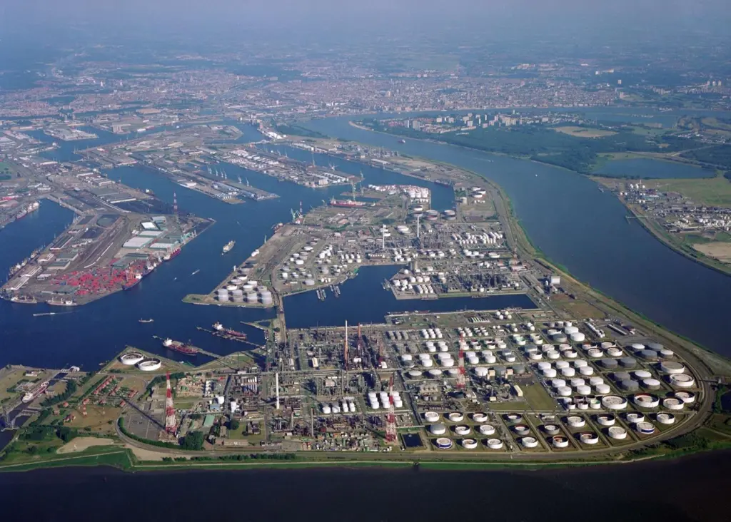 Belgium’s Prime Minister Alexander De Croo outlined plans for changes to the country’s federal hydrogen strategy during a visit to the Port of Antwerp-Bruges on 18 October.