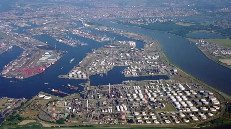 Belgium’s Prime Minister Alexander De Croo outlined plans for changes to the country’s federal hydrogen strategy during a visit to the Port of Antwerp-Bruges on 18 October.