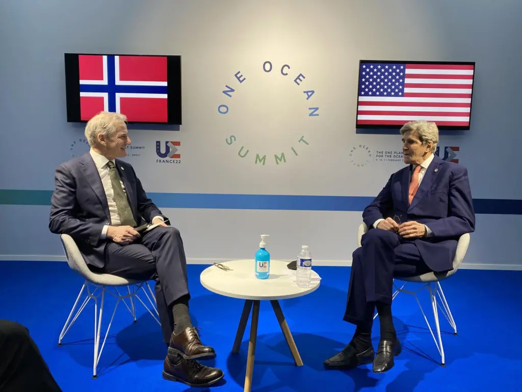 Norwegian Prime Minister Jonas Gahr Støre and US Special Presidential Envoy on Climate John Kerry at the One Ocean Summit in Belgium in February 2022.