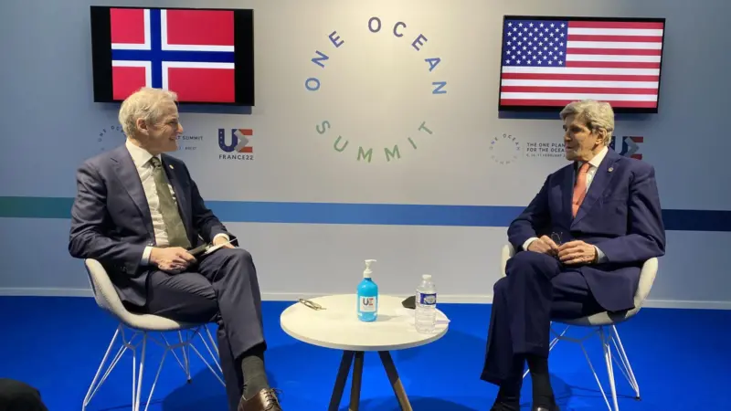 Norwegian Prime Minister Jonas Gahr Støre and US Special Presidential Envoy on Climate John Kerry at the One Ocean Summit in Belgium in February 2022.