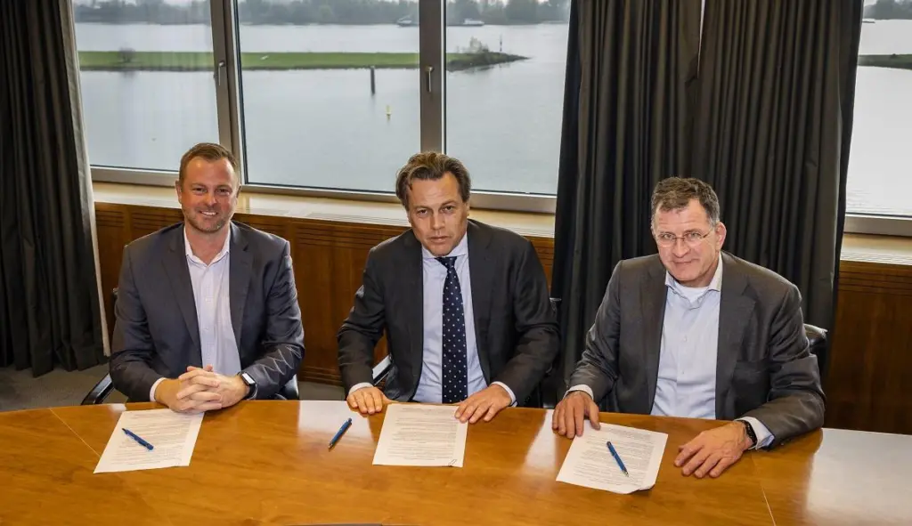 On 28 November, Arnout Damen of Damen Shipyards, Derrick York of Caterpillar Inc and Kees-Jan Mes of Pon Power signed a Memorandum of Understanding (MoU) for the joint development of a series of dual-fuel methanol / diesel powered tugs.