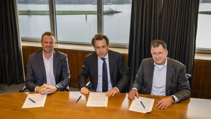 On 28 November, Arnout Damen of Damen Shipyards, Derrick York of Caterpillar Inc and Kees-Jan Mes of Pon Power signed a Memorandum of Understanding (MoU) for the joint development of a series of dual-fuel methanol / diesel powered tugs.