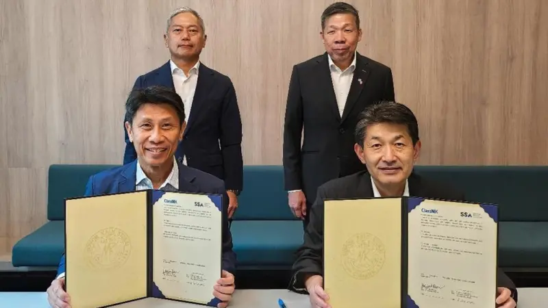 (Back) Capt. Naoki Saito, General Manager of Maritime Education and Training Certification Department, ClassNK and Mr. Michael Phoon, Executive Director, SSA, and Mr. Yasushi Seto, Regional Manager, ClassNK Singapore Office, Mr. Teo Teng Seng, Board Advis