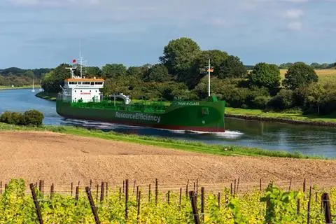 Thun Tankers has ordered 4 additional R-class battery-hybrid shortsea tankers from Ferus Smit.