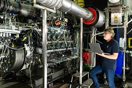 Rolls-Royce has announced that it has successfully passed the first test runs of a modified mtu Series 4000 12-cylinder gas engine operating on pure hydrogen. The tests produced