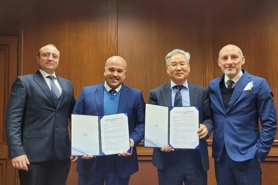 Mr. Emanuele Traversa (BU Manager Value Added Services of SIRM Italia), Mr. Claudio Aleandri (CEO/COO of SIRM Italia), Mr. Park Joosung (Regional manager / Senior Vice President of KR) and Mr. Maurizio Saponara (Project Manager & Business Analyst of SIRM