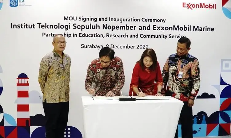 Ms. Joanne Eu (second from the right), Global Aviation & Marine Lubricants Director of ExxonMobil and Mochamad Ashari (second from the left), Rector of ITS, signing the MOU, witnessed by Nurwahidi (first from the left), Head of SKK Migas Jabanusa and Ahma