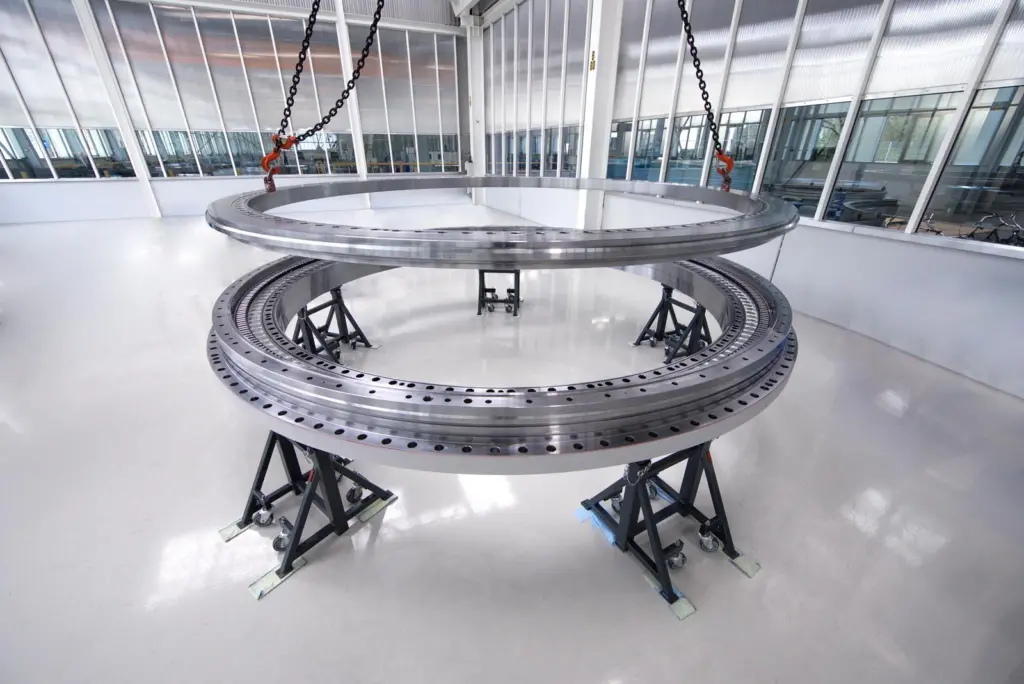liebherr-assembly-of-mooring-bearing_high-res