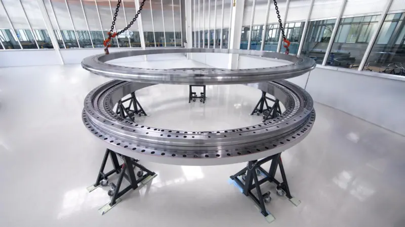 liebherr-assembly-of-mooring-bearing_high-res