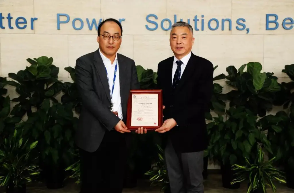 Meng Lingyi, General Manager of China Classification Society (CCS) Shanghai Branch, awarded an Approval in Principle (AiP) certificate to an onboard carbon capture and storage system developed by SMDERI in February 2022.