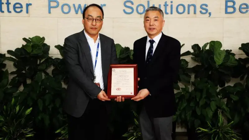 Meng Lingyi, General Manager of China Classification Society (CCS) Shanghai Branch, awarded an Approval in Principle (AiP) certificate to an onboard carbon capture and storage system developed by SMDERI in February 2022.