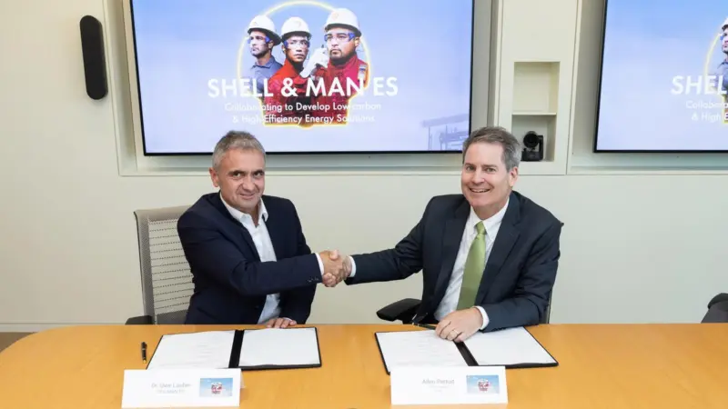 (l-r) Dr Uwe Lauber, CEO of MAN Energy Solutions and Allen Pertuit, vice president Downstream Projects at Shell