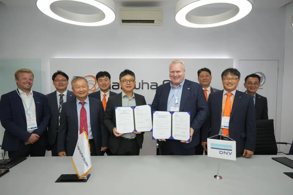 DNV_Hanwha_Ocean_AiPThe back row (L to R): Mathias Sørhaug (DNV), Chul Young Kang (DNV), Hyoung-Seog Kim (Hanwha Ocean), Seung-Han Moon (Hanwha Ocean), Sung Ho Shin (DNV)