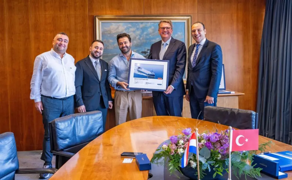 Damen and Feyz Group have inked a Combi Freighter deal