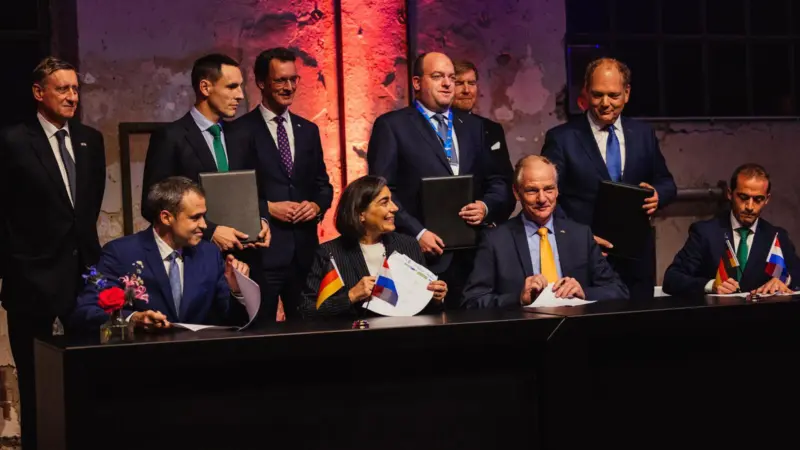 Signing the agreement to explore a renewable hydrogen corridor in Europe