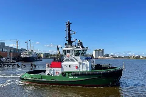 300321_craigleithtugintheportofleith1484x972_439473_crop