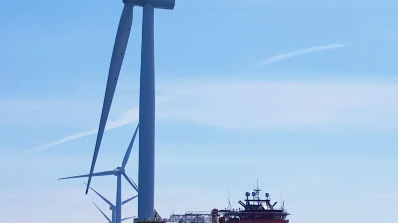 offshore wind turbine and SOV