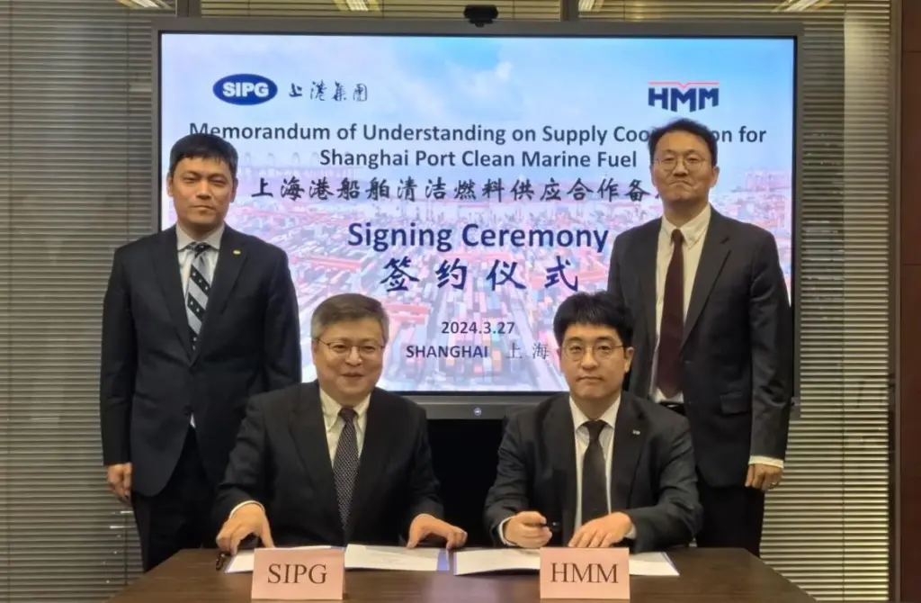 S.W. Oh, chair of HMM (Shanghai) and Huang Haidong, marketing director of SIPG sign the MOU on green bunkering