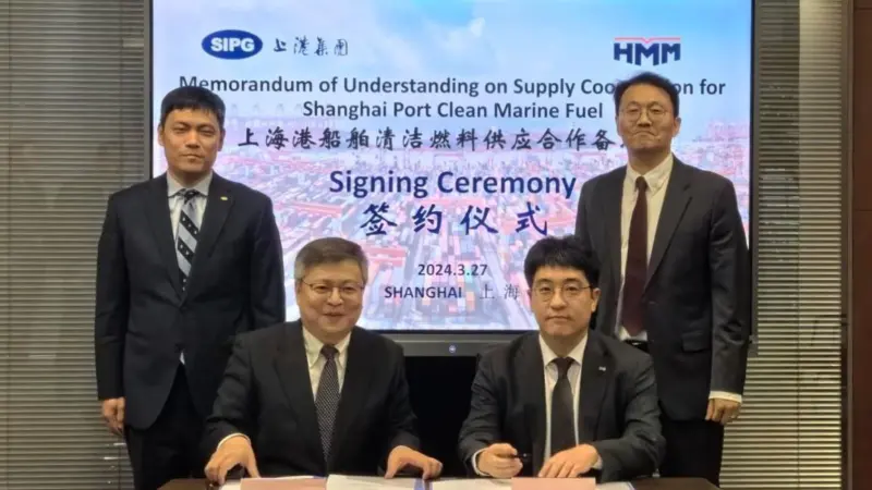 S.W. Oh, chair of HMM (Shanghai) and Huang Haidong, marketing director of SIPG sign the MOU on green bunkering