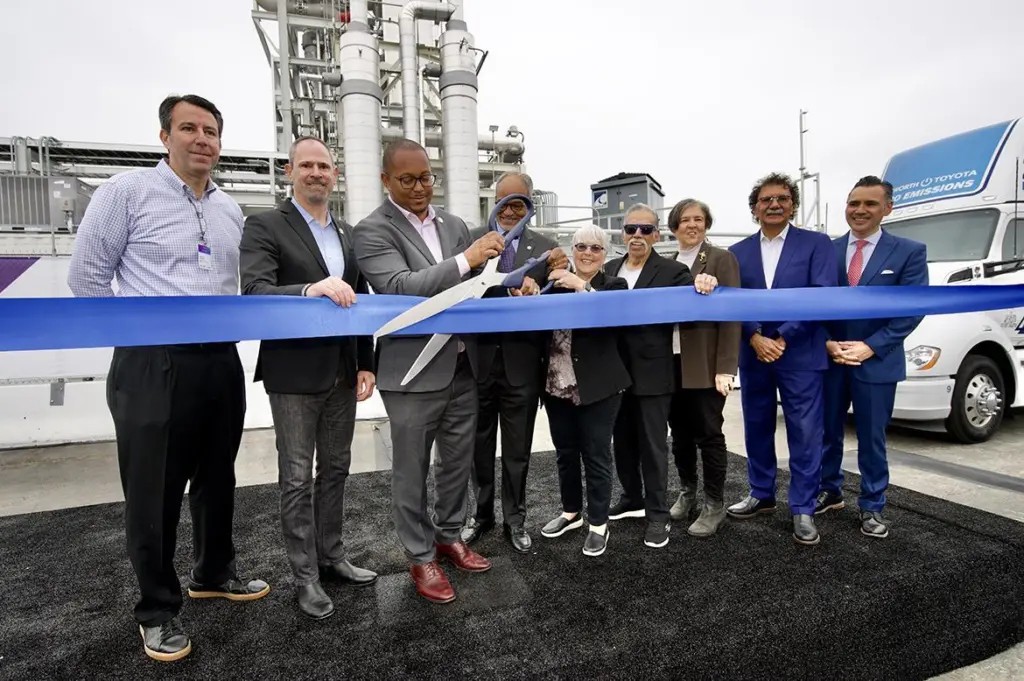Representatives from the Port of Long Beach, Toyota and FuelCell Energy officially open the Tri-gen system