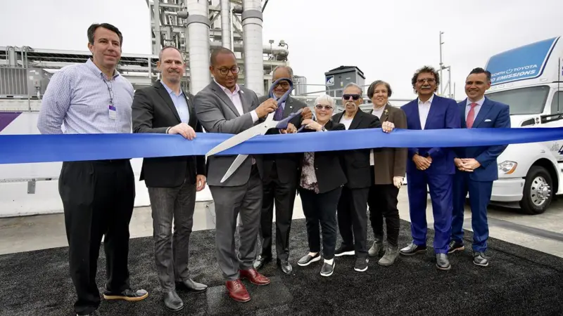Representatives from the Port of Long Beach, Toyota and FuelCell Energy officially open the Tri-gen system