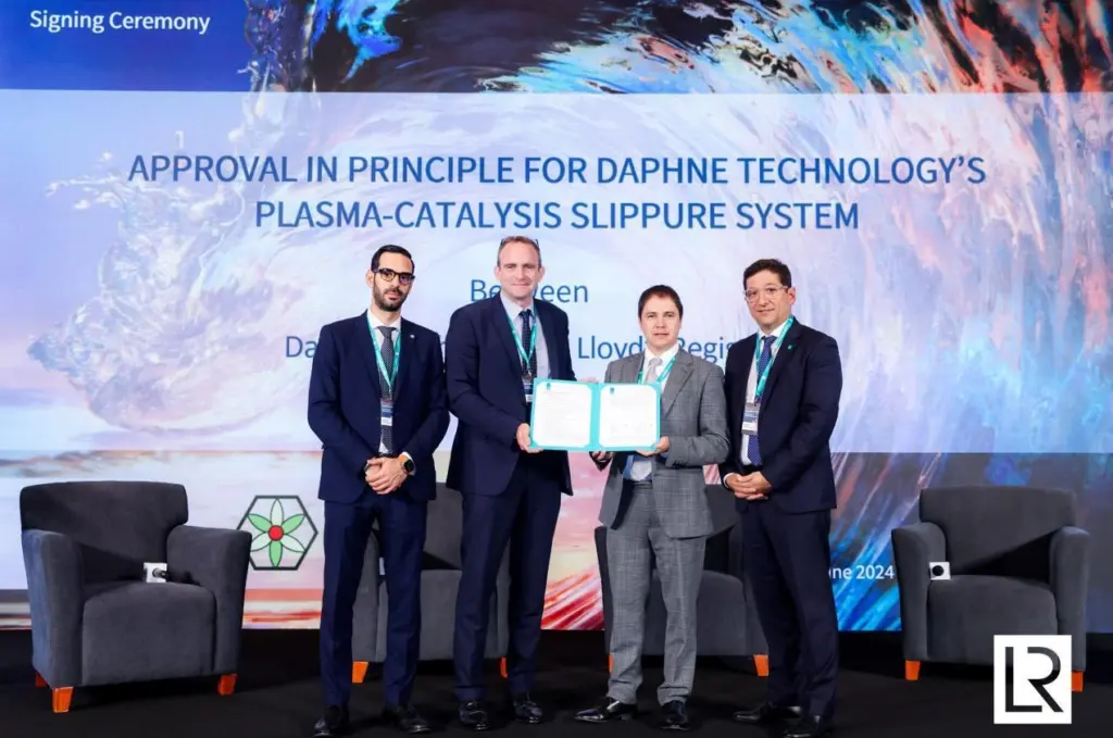 Representatives of Daphne Technology receiving the AiP for its SlipPure system