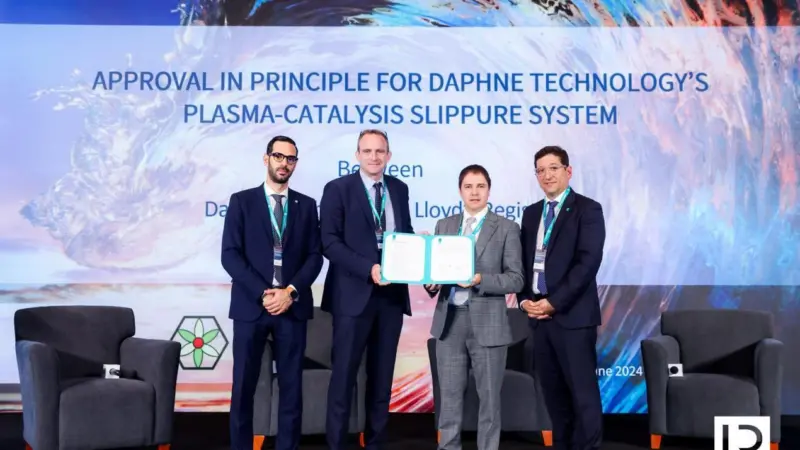 Representatives of Daphne Technology receiving the AiP for its SlipPure system