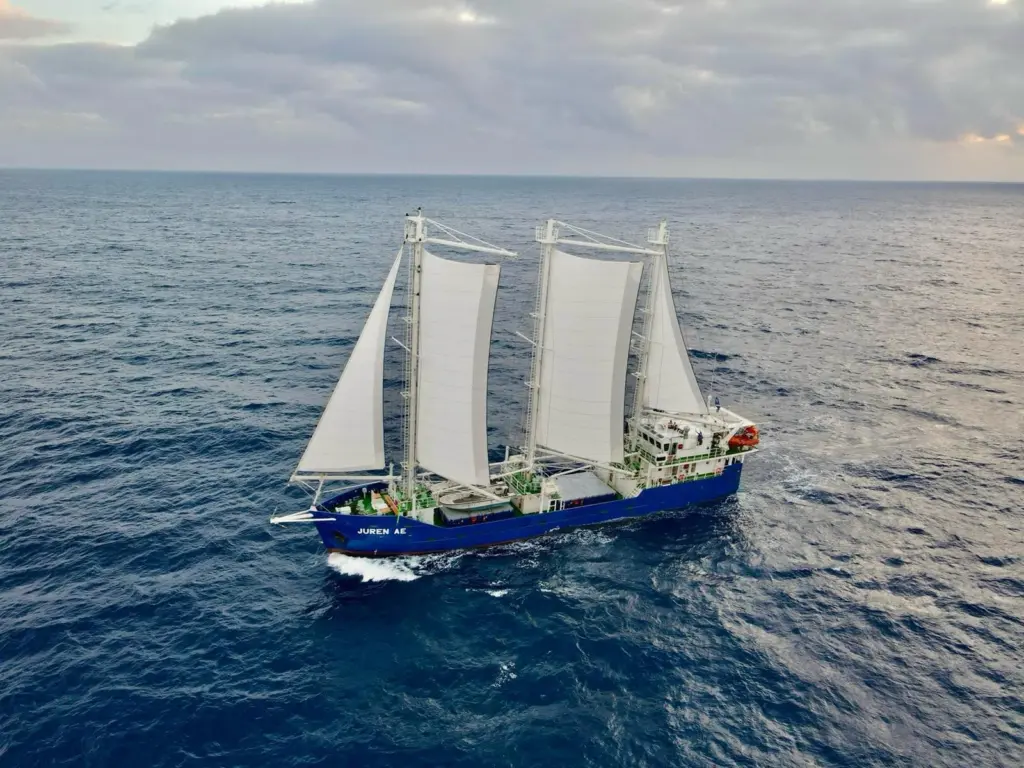 innovative-low-carbon-sailing-cargo-ship-sv-juren
