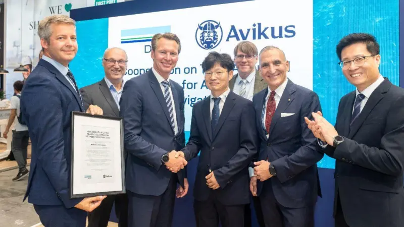 Representatives of Avikus and DNV at SMM