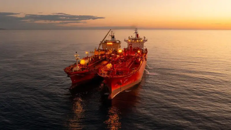 Ship-to-ship ammonia bunkering