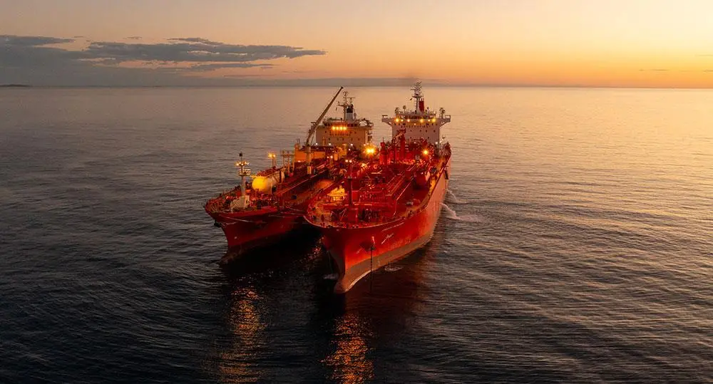 Ship-to-ship ammonia bunkering