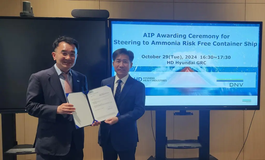 Representatives of DNV and HHI at an AiP ceremony for an ammonia-fuelled container ship