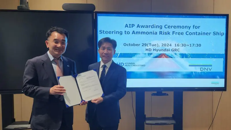 Representatives of DNV and HHI at an AiP ceremony for an ammonia-fuelled container ship