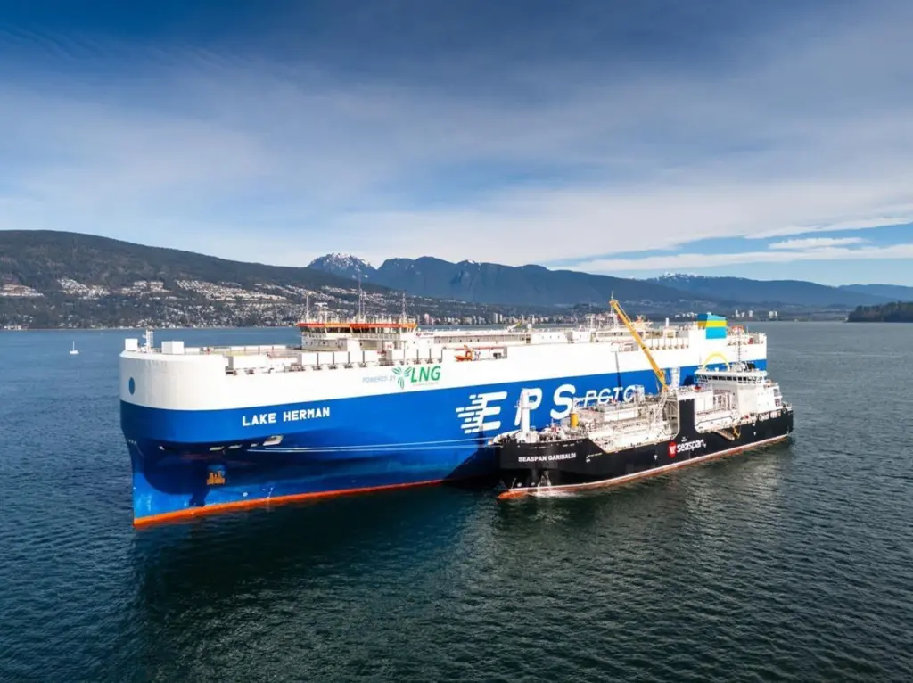 Lake Herman LNG car carrier bunkering fuel from Seaspan Garibaldi