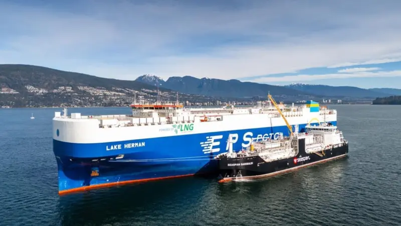 Lake Herman LNG car carrier bunkering fuel from Seaspan Garibaldi