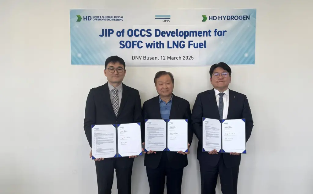 (l-r) Sangmin Park, vice president of HD KSOE; Hwa Lyong Lee, senior vice president of DNV and Seunghwan Oh, vice president of HD Hydrogen