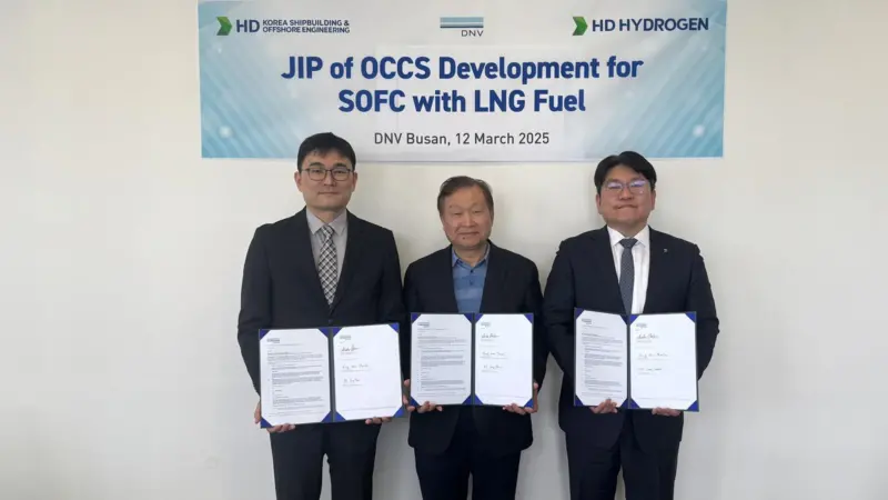 (l-r) Sangmin Park, vice president of HD KSOE; Hwa Lyong Lee, senior vice president of DNV and Seunghwan Oh, vice president of HD Hydrogen