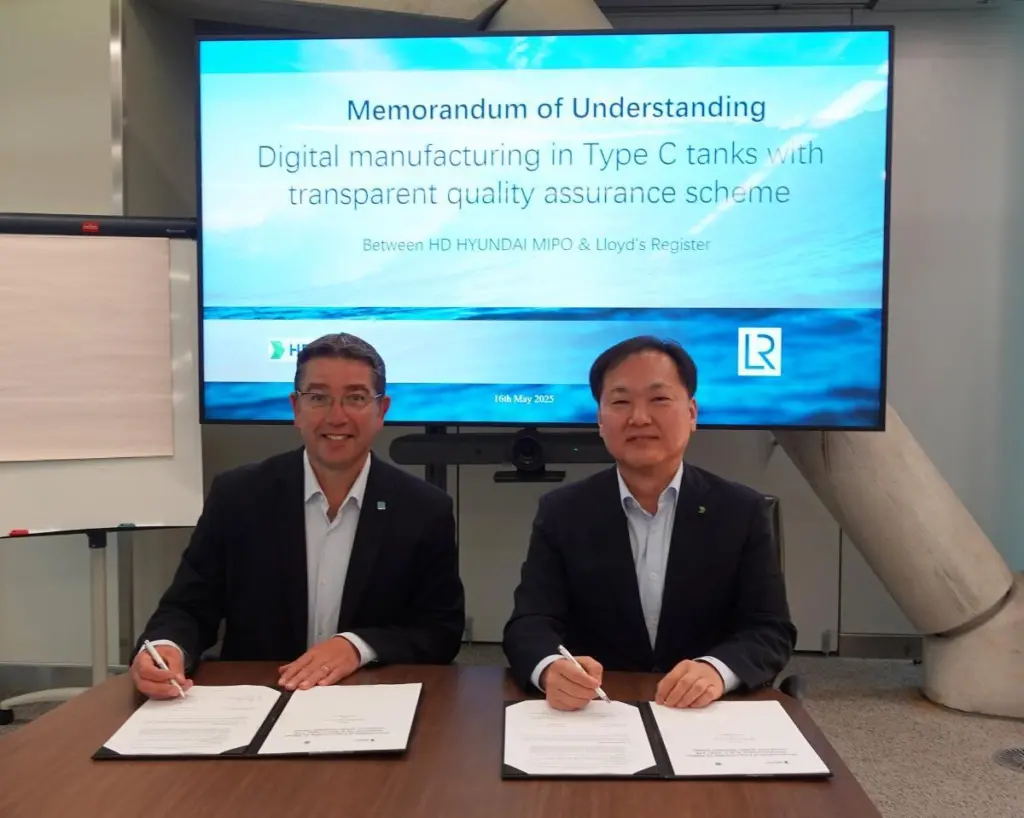 Nick Brown, CEO of Lloyd’s Register and Hyung Kwan Kim, CEO of HD Hyundai Mipo