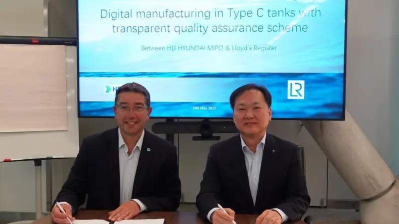 Nick Brown, CEO of Lloyd’s Register and Hyung Kwan Kim, CEO of HD Hyundai Mipo