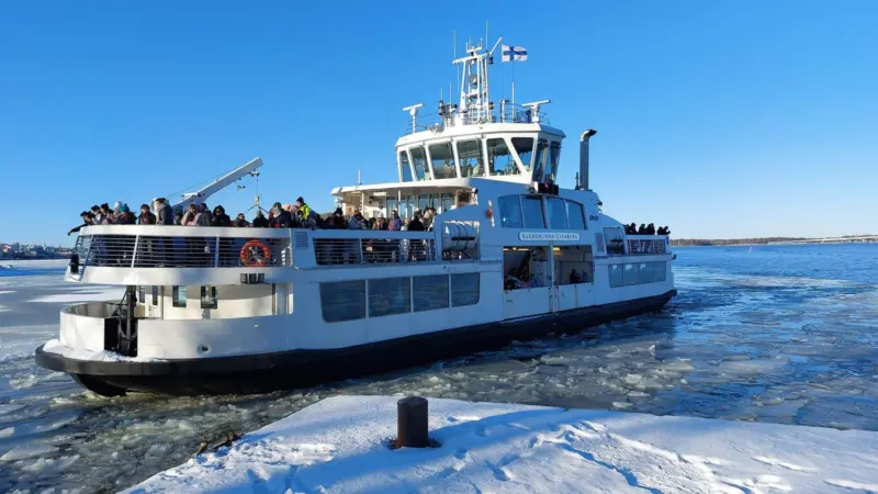The photo shows the Suomenlinna II on the water