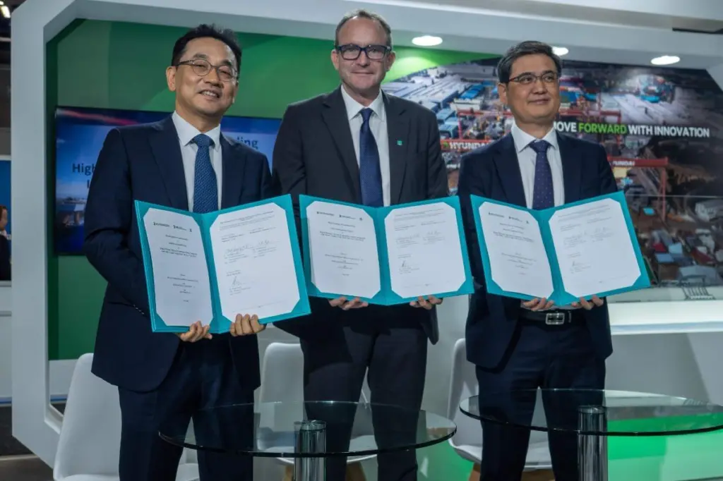 (l-r) Chang Kwang-pil, senior EVP, HD Korea Shipbuilding & Offshore Engineering; Andy McKeran, CCO, LR; Rye Hong-Ryul, EVP and CTO, HD HHI
