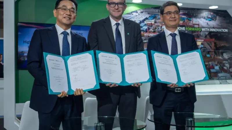 (l-r) Chang Kwang-pil, senior EVP, HD Korea Shipbuilding & Offshore Engineering; Andy McKeran, CCO, LR; Rye Hong-Ryul, EVP and CTO, HD HHI