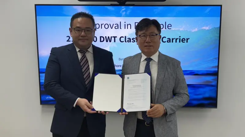 Young-Doo Kim, Global Hull Structure Discipline manager, LR and Bong-geo Kim, Head of Global Shipyard Technical Sales, KSOE