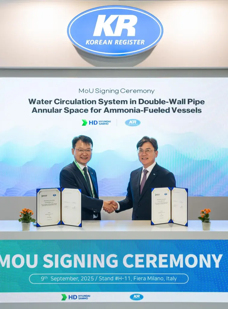 (l-r) Shim Hakmu, EVP/Head of Design Division of HD Hyundai Samh and Yeon Kyujin, SVP/Head of Plan Approval Center of Korean Register
