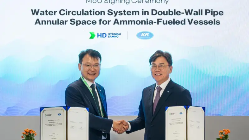 (l-r) Shim Hakmu, EVP/Head of Design Division of HD Hyundai Samh and Yeon Kyujin, SVP/Head of Plan Approval Center of Korean Register