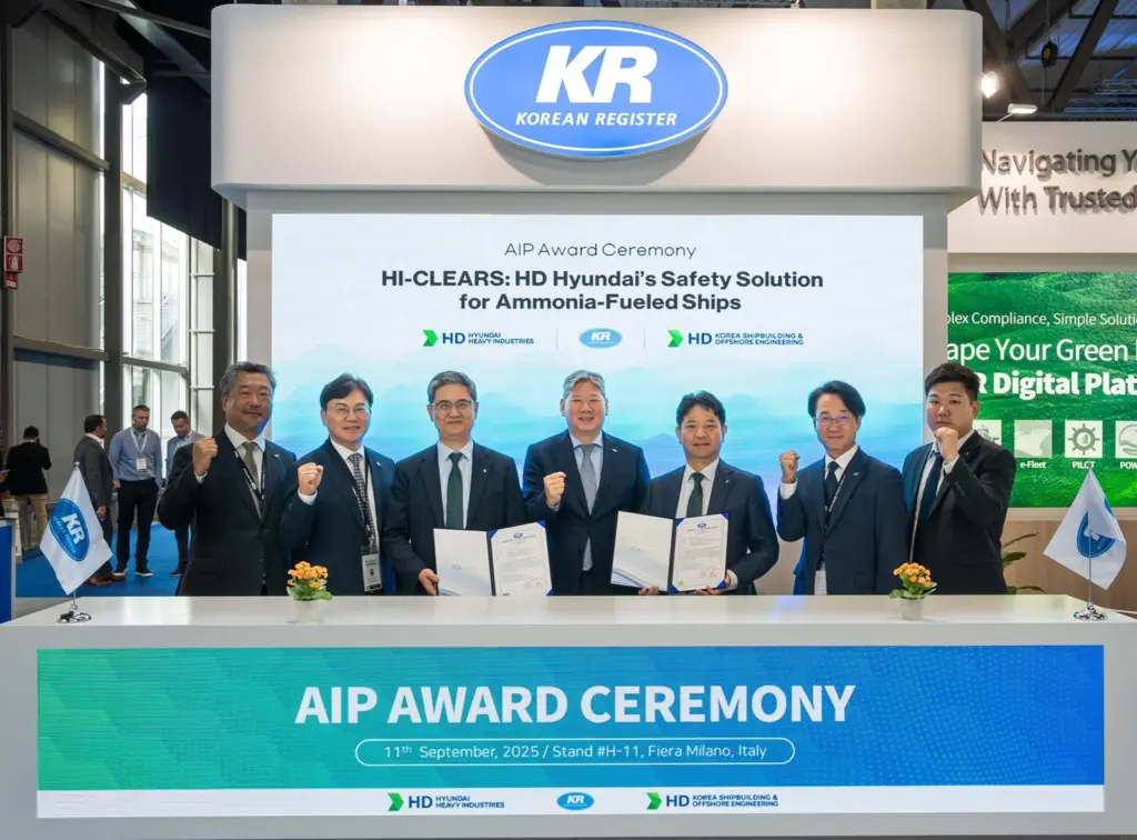 Ryu Hongryeul, EVP, HD HHI (third from left); Lee Yongsok, EVP, KR (centre) and Yoo Byungyong, SVP, HD KSOE (third from right)