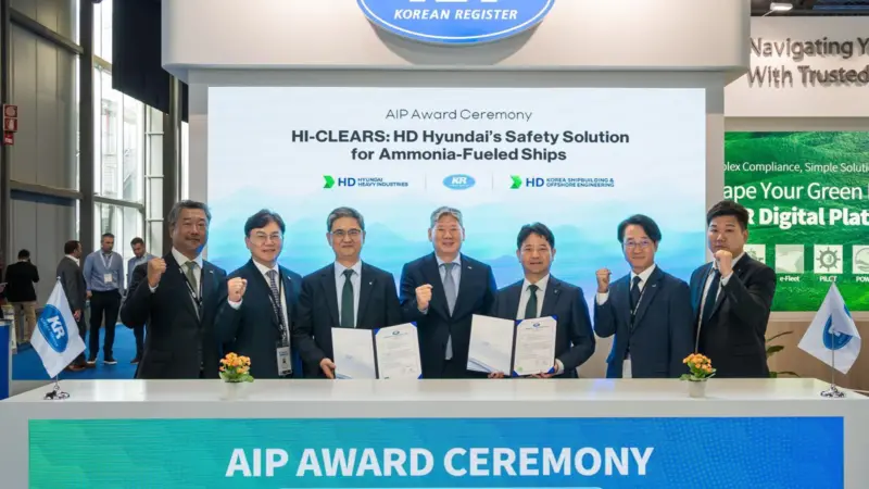 Ryu Hongryeul, EVP, HD HHI (third from left); Lee Yongsok, EVP, KR (centre) and Yoo Byungyong, SVP, HD KSOE (third from right)