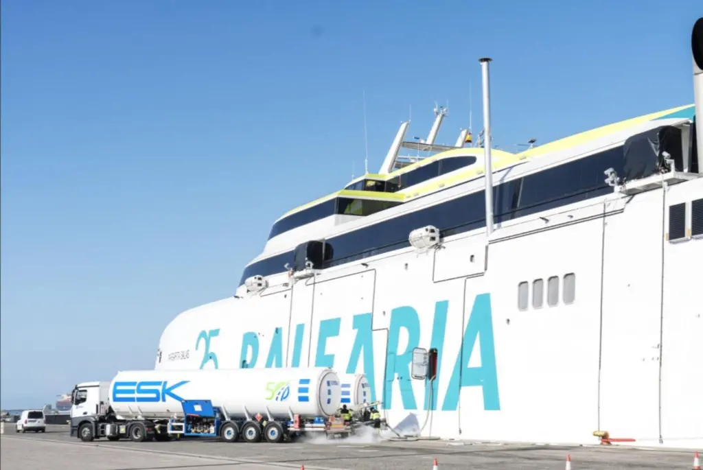A Baleària vessel taking on board bioLNG