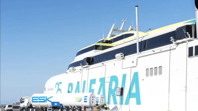 A Baleària vessel taking on board bioLNG